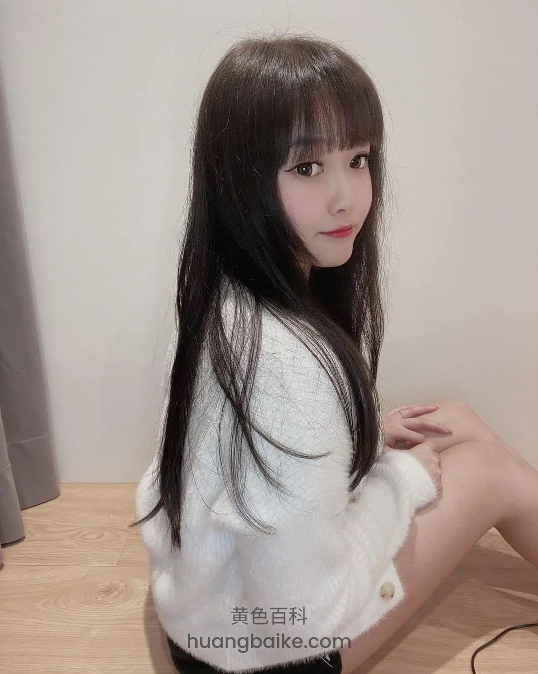 长发女孩侧坐地上