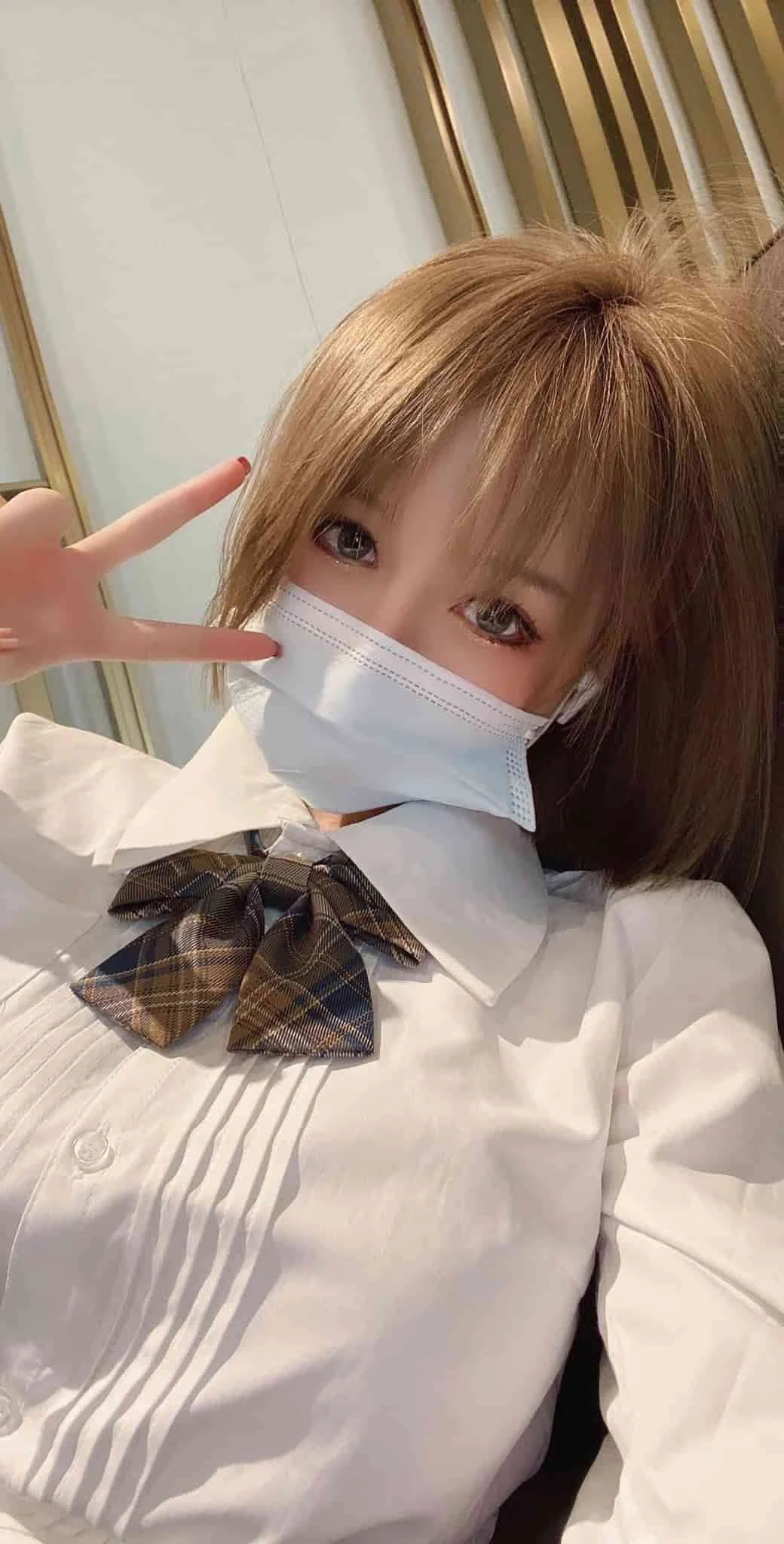 小美女戴口罩比耶