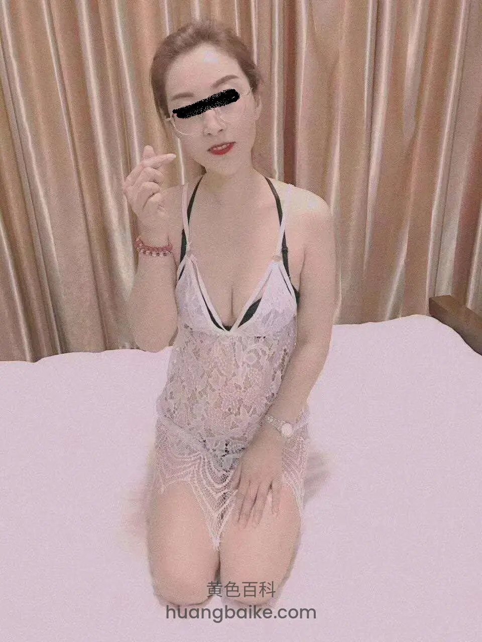 跪坐床上比剪刀手