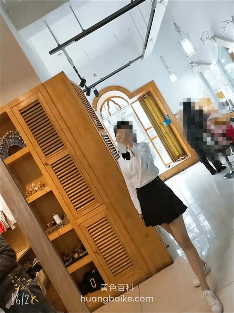 白衬衫黑短裙女生在木柜前自拍