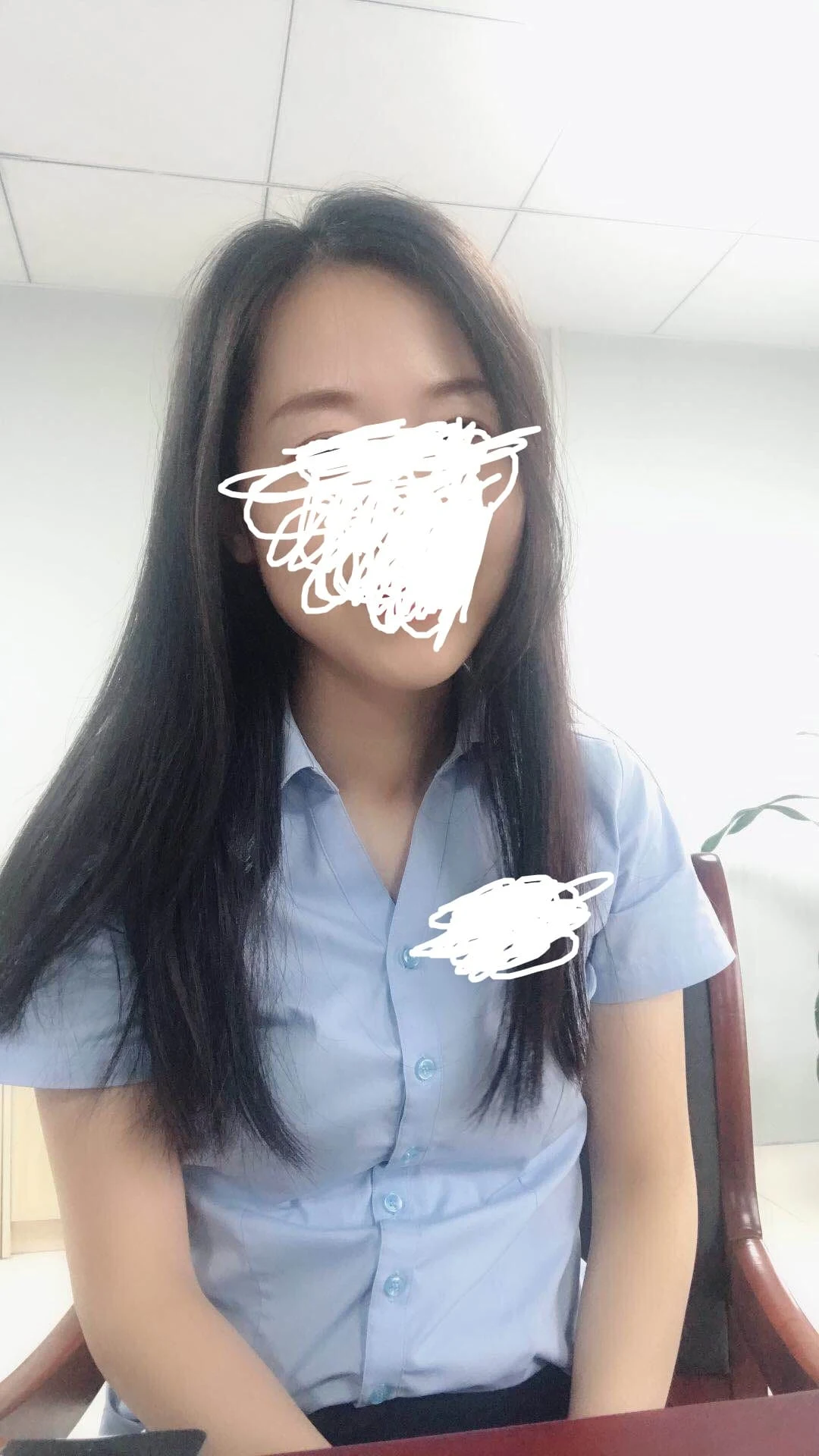 长发蓝衬衫女人