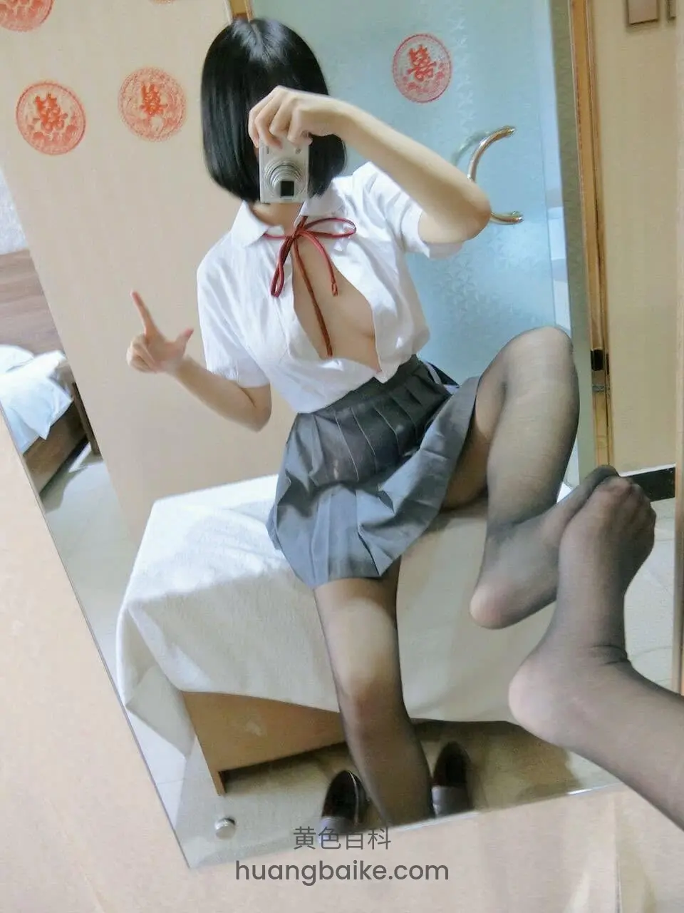 镜子前举相机自拍,红喜字在身后
