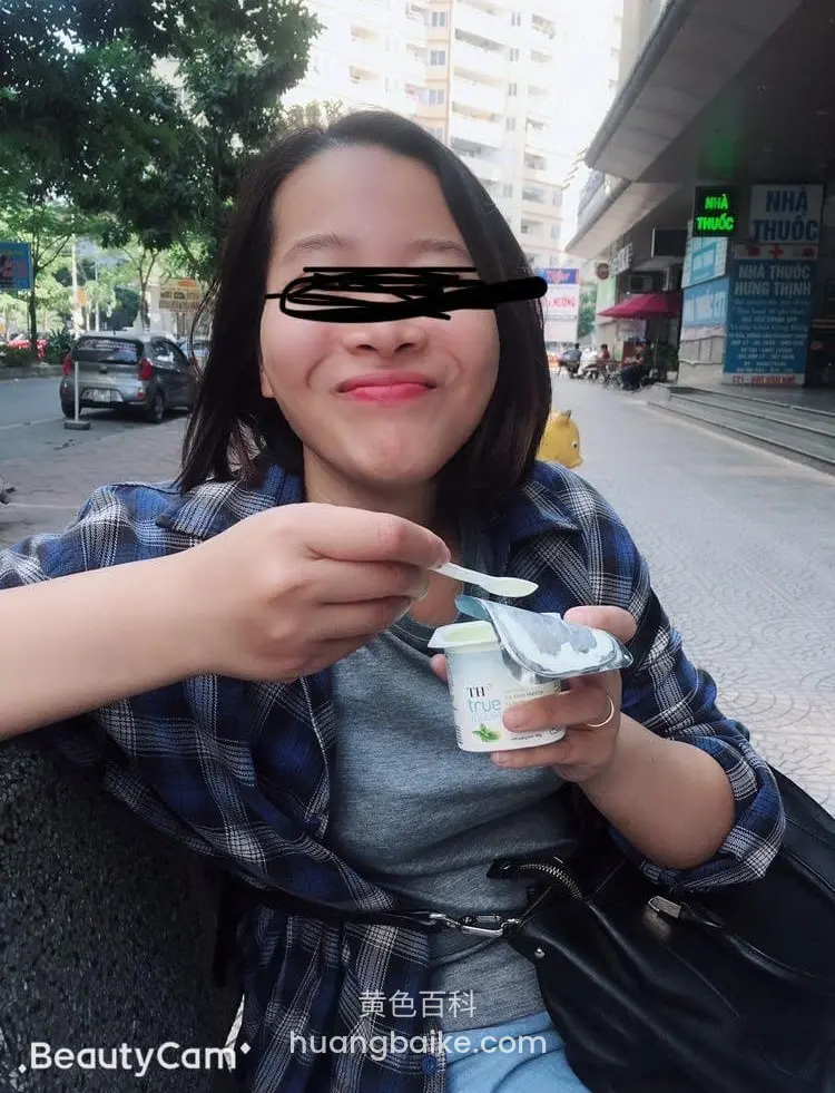 越南妹街头吃酸奶 手拿小勺