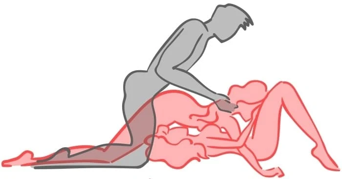 男人跪着前入躺着的女孩,另一女孩躺在她身上