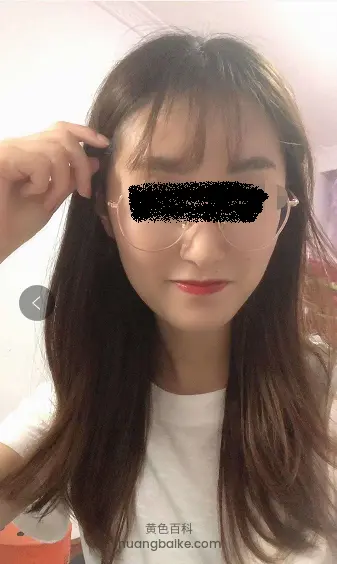 长发女子扶眼镜自拍