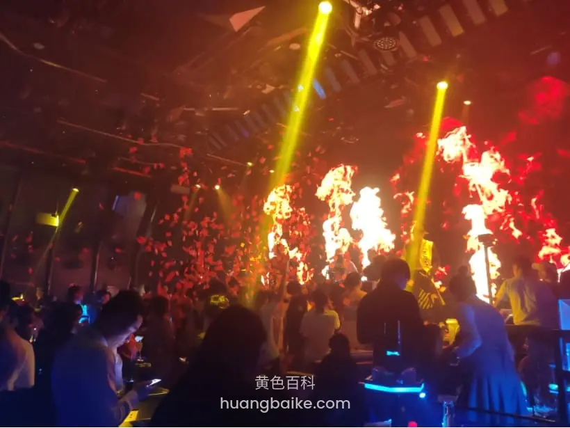 夜店舞池上方,彩纸和火焰特效从天而降