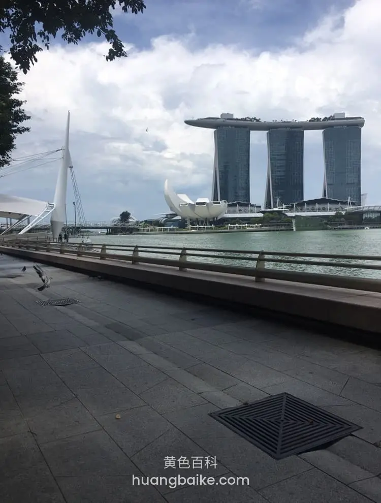 海边人行道望向滨海湾金沙酒店