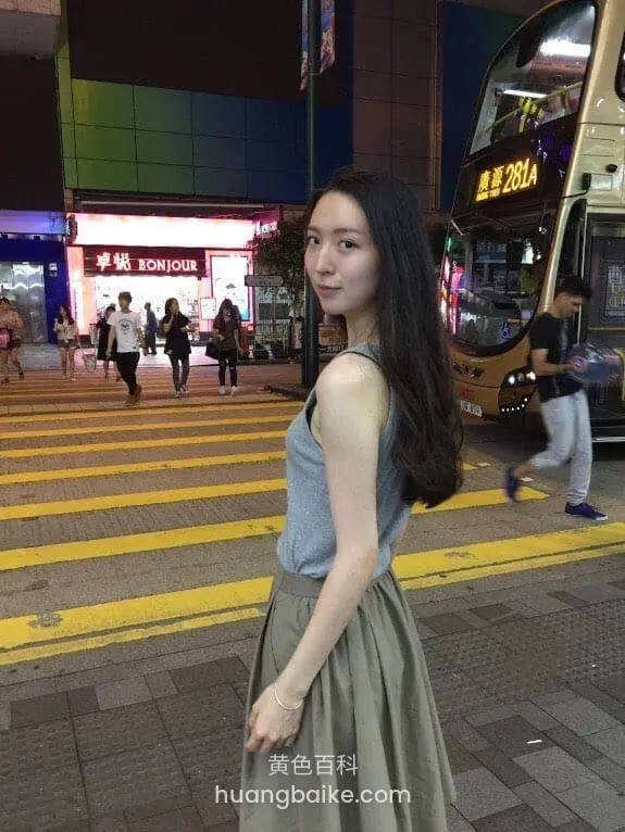 街头等红灯,长发女生回头看