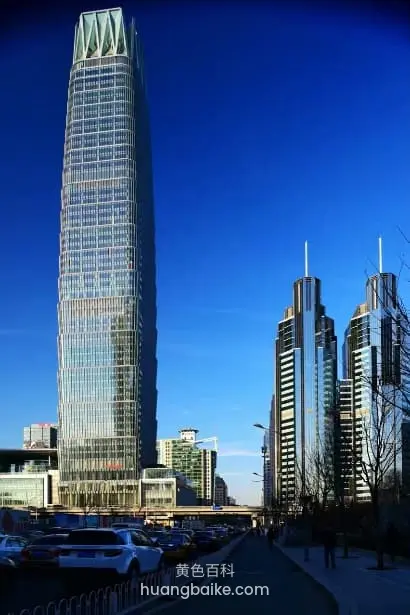 北京亮马桥下仰拍高楼,林立写字楼和车流