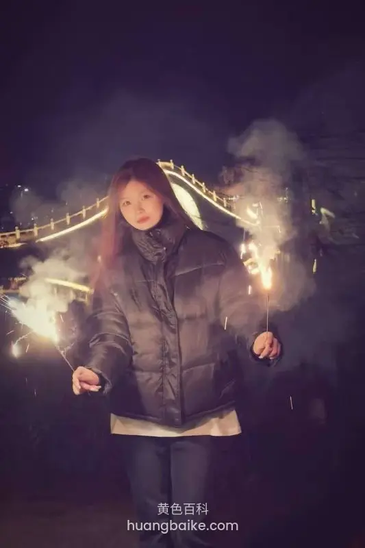 夜晚桥边拿着两根亮着的仙女棒