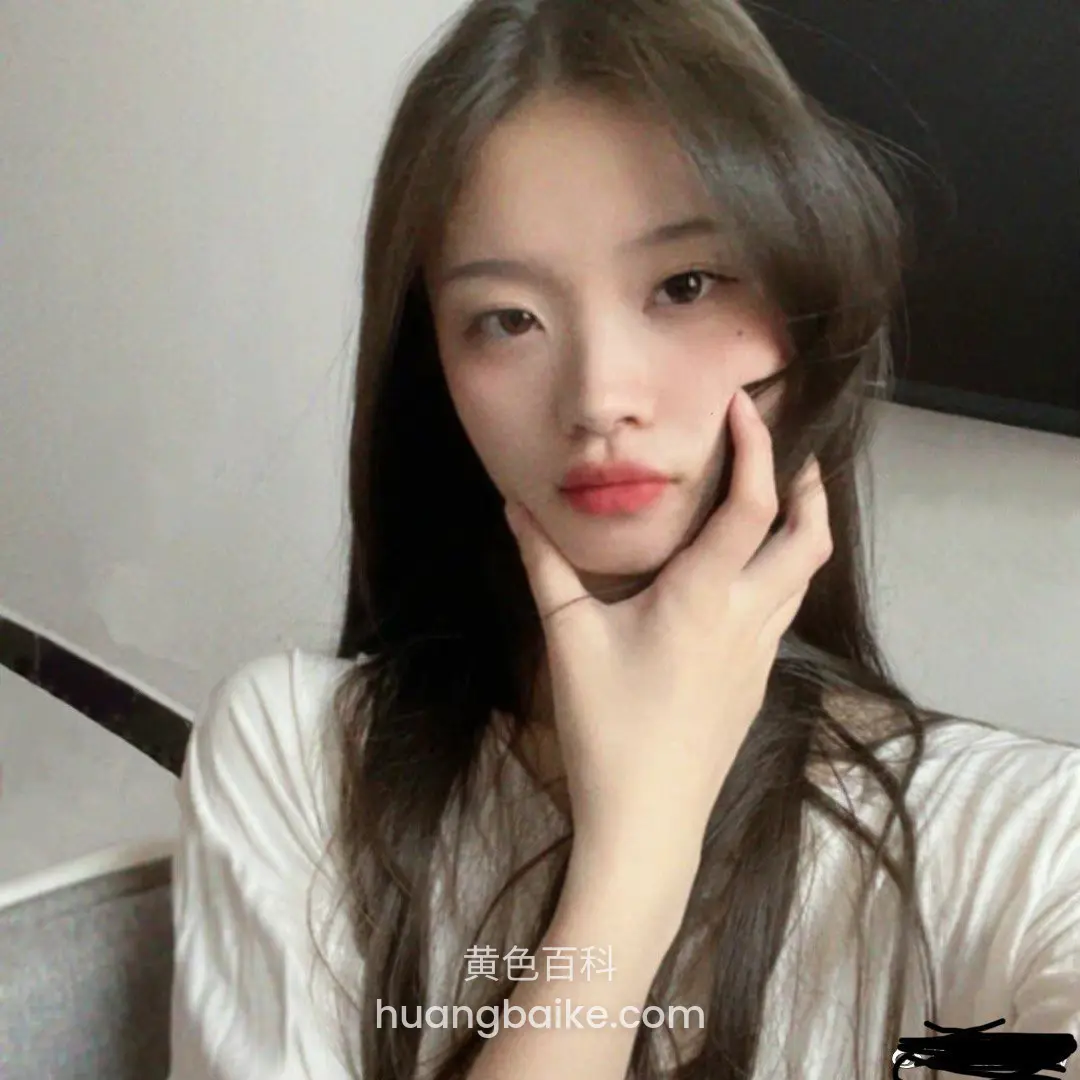 沙发上托着下巴看镜头