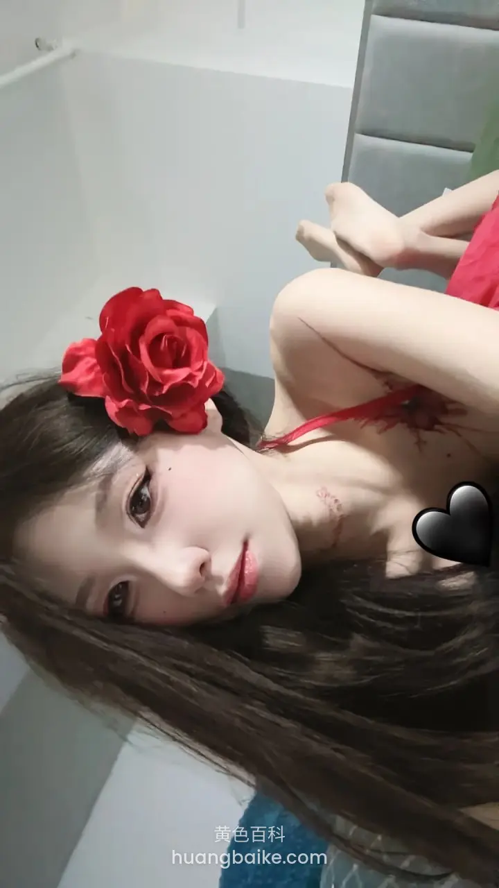 床上侧躺自拍，肩上有红痕和纹身