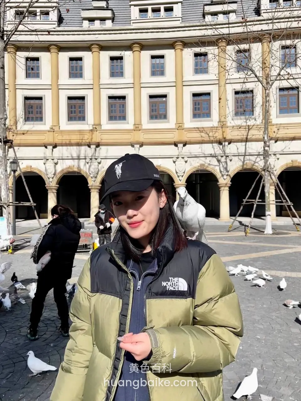 镜头对着身后欧式建筑，广场上有鸽子