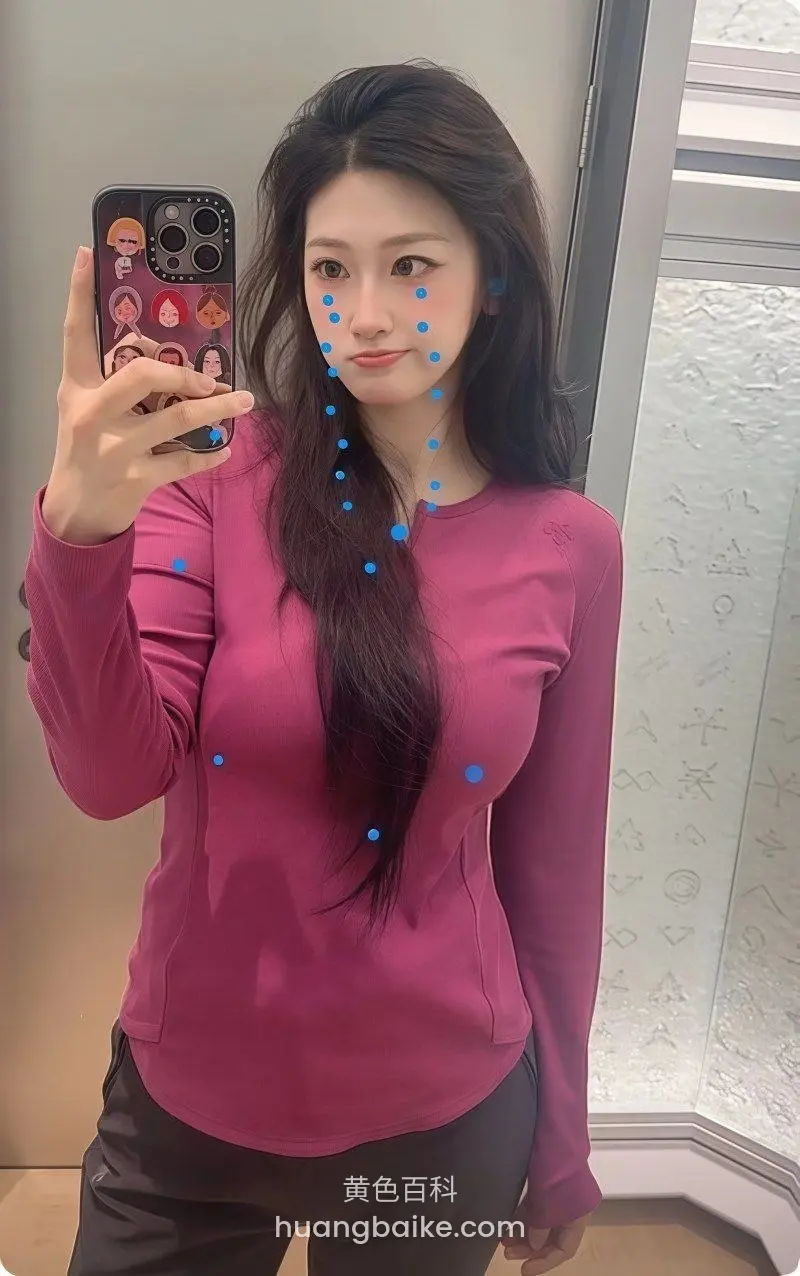 试衣间里拿手机自拍，蓝点标记全身，这角度绝了
