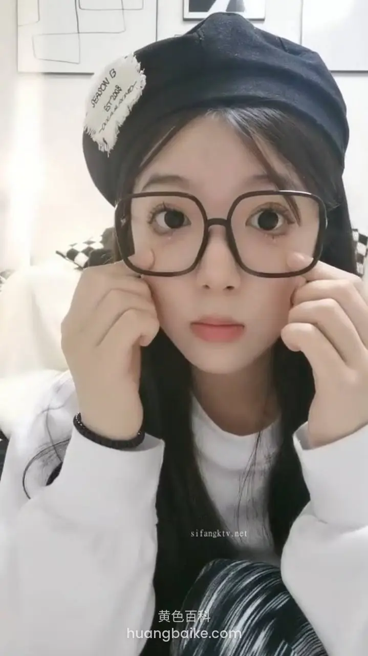 房间里双手捏脸颊