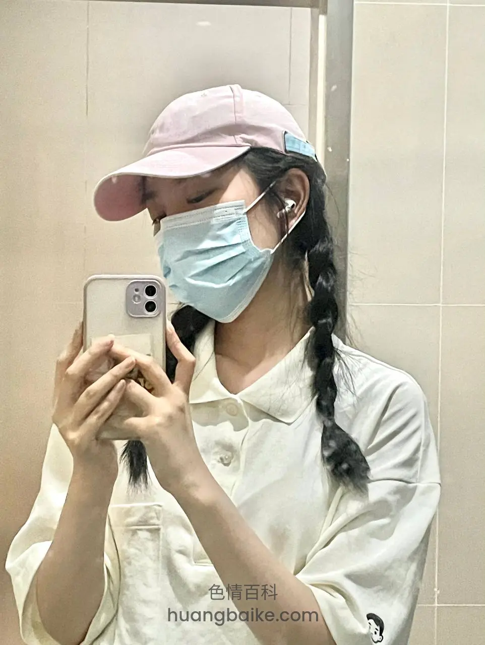 商场卫生间镜子前，拿着手机拍全身