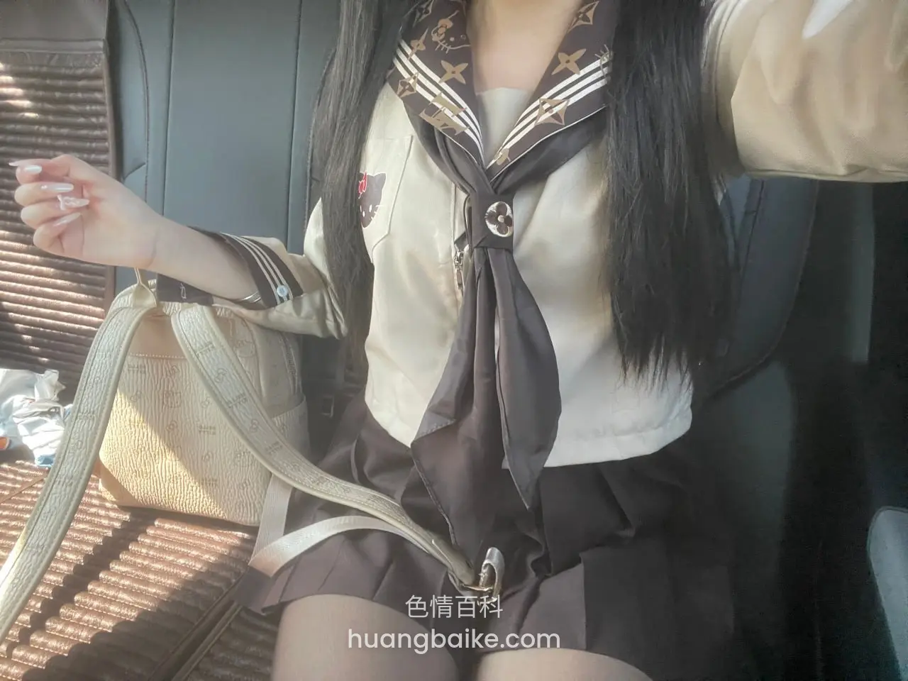 车座上，拿着包带坐在那里