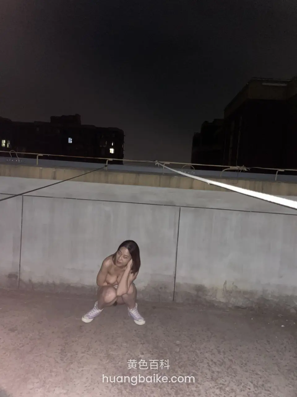 夜里屋顶，蹲在墙边