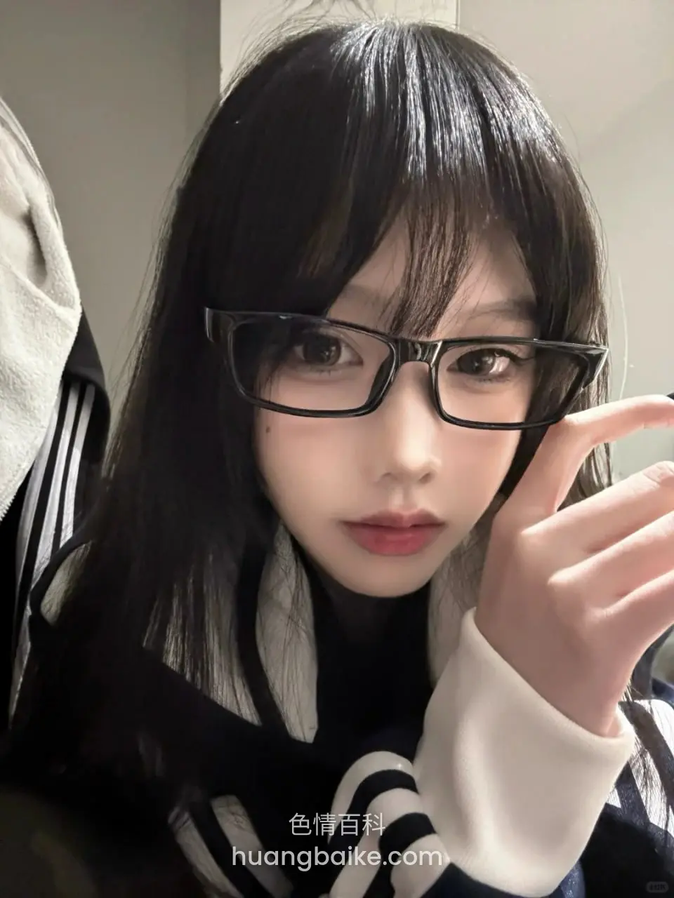 黑框眼镜特写，手指比着V