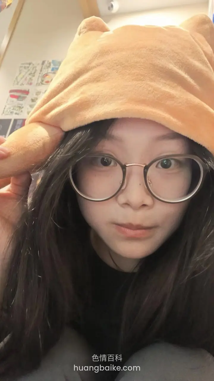 戴熊耳帽低头看镜头