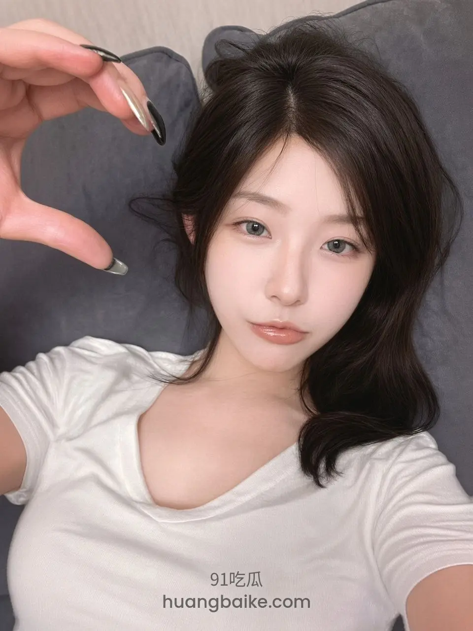 床上躺着比心