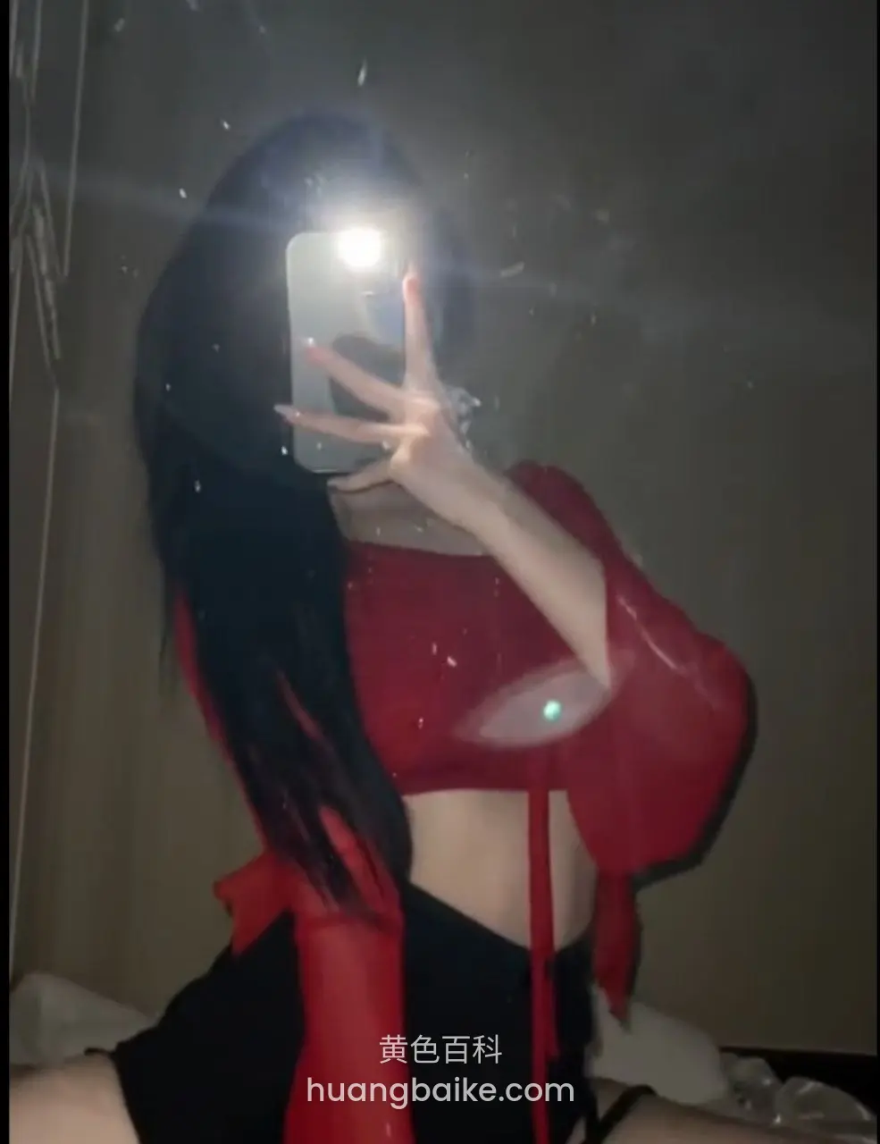 镜子前举手机，镜头对准红衣上身