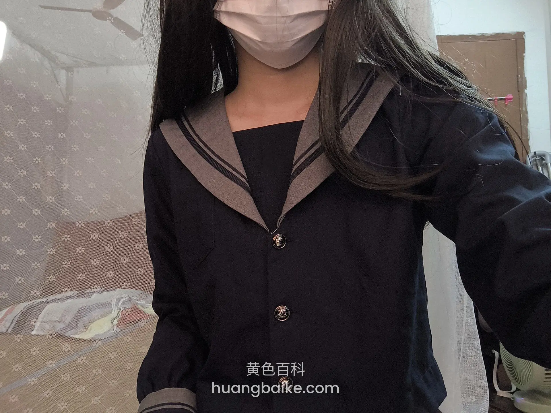 镜子前自拍，举手机拍上身 sailor 服