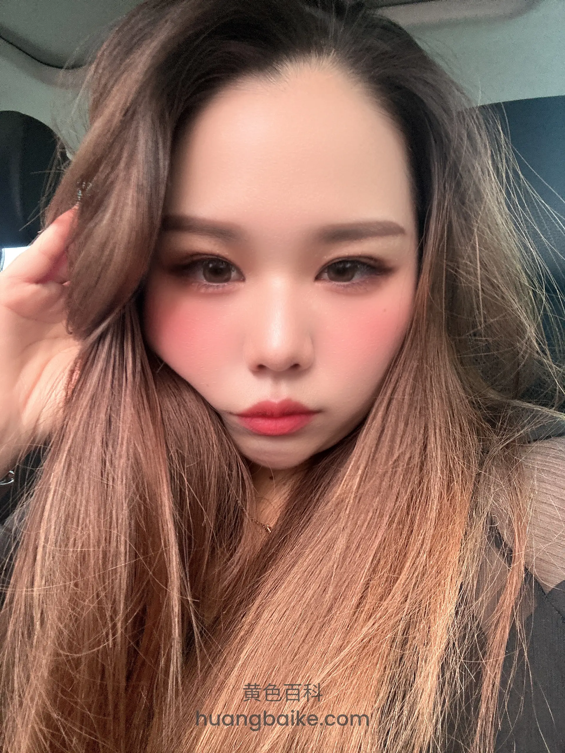 车里手指捋头发，镜头怼近脸