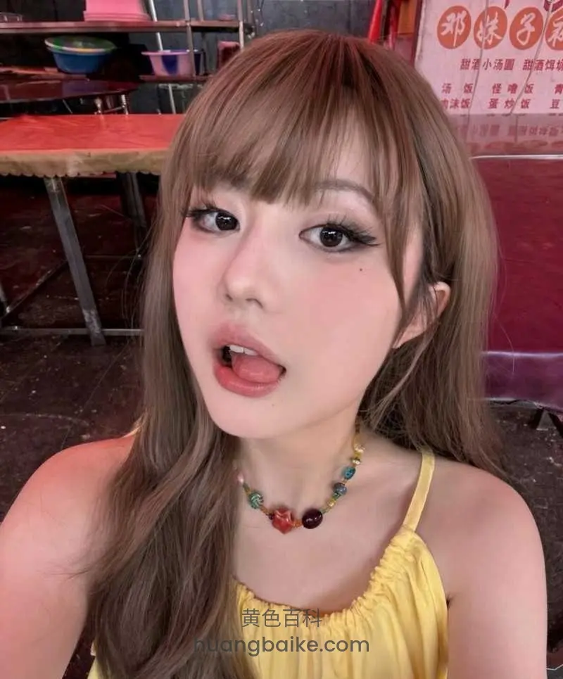 餐桌前张嘴伸舌头，身后招牌那妹子家