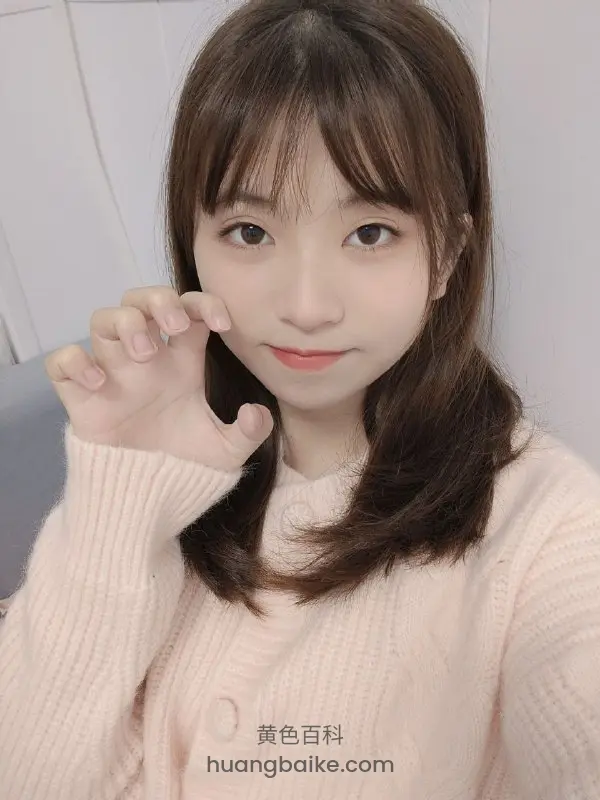 女孩比心对着镜头