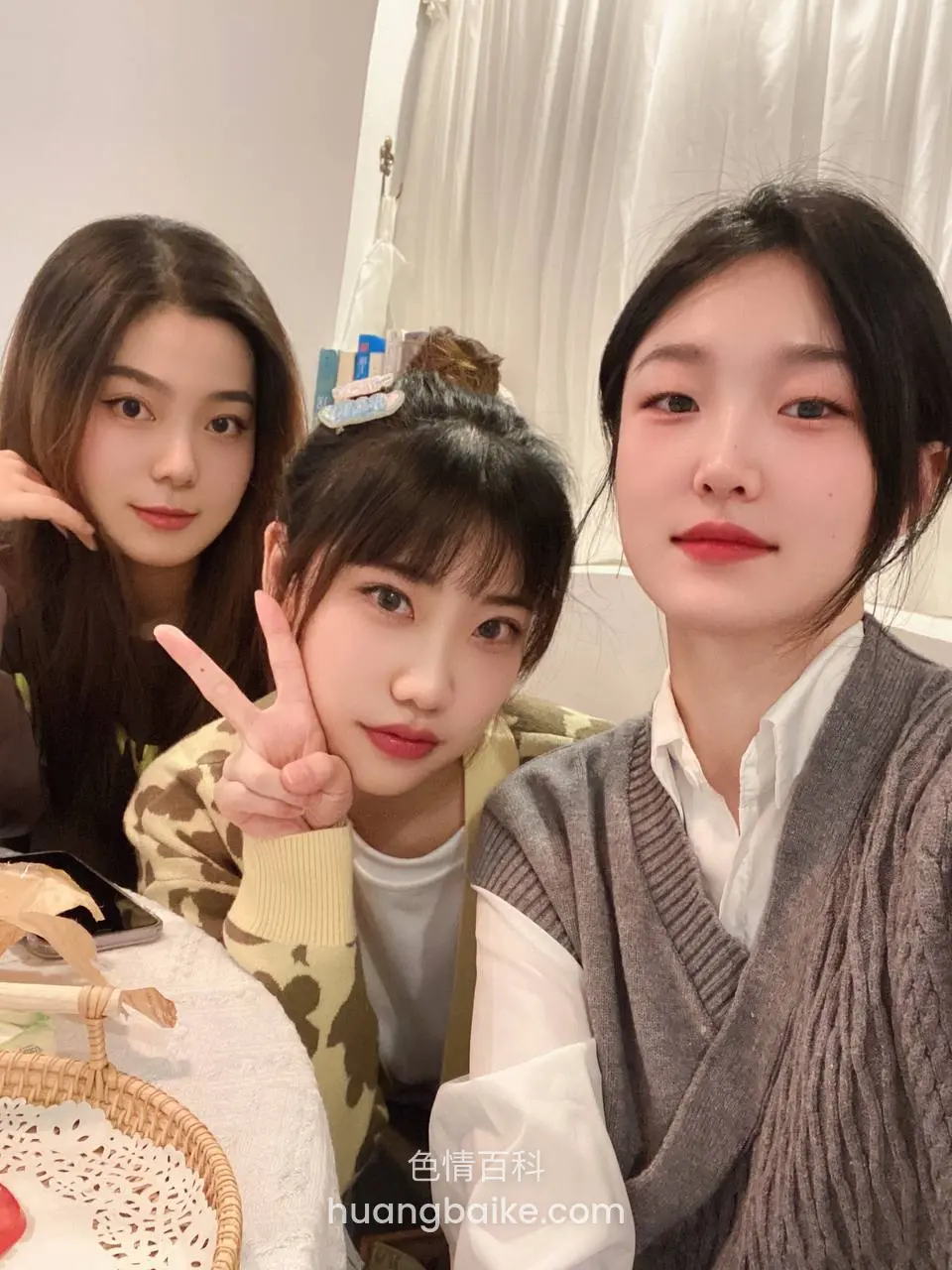 三人自拍，中间做V手势