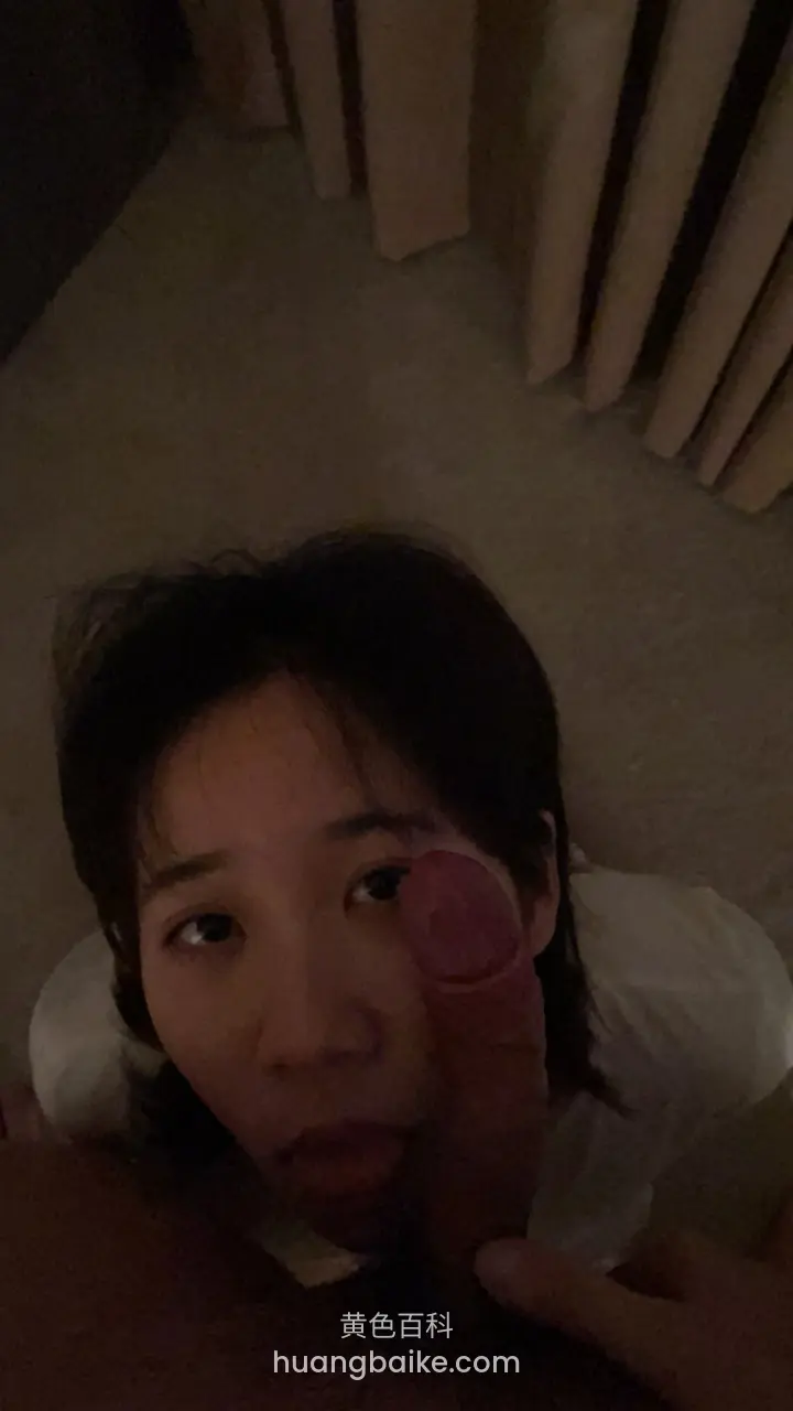 抬头看镜头，嘴边抵着