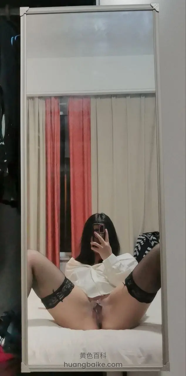 白床前镜子自拍，手机举在面前