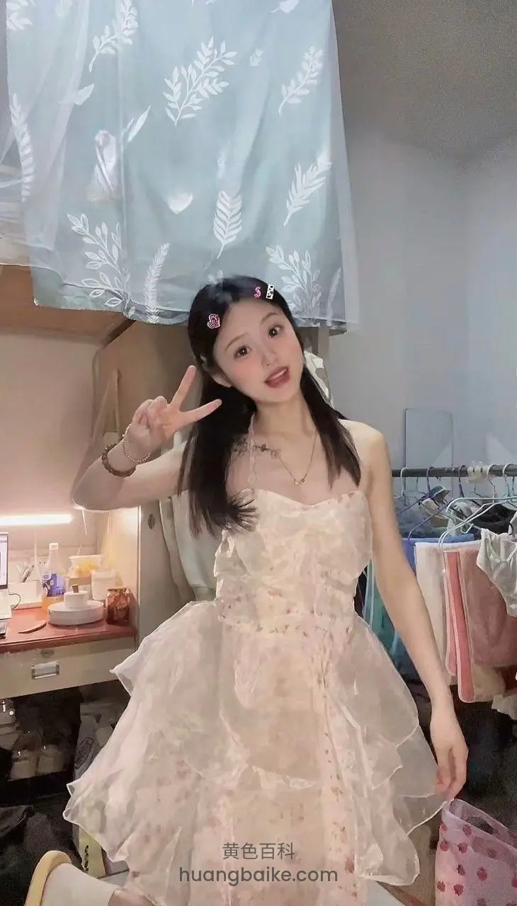 房间里比耶对着镜头