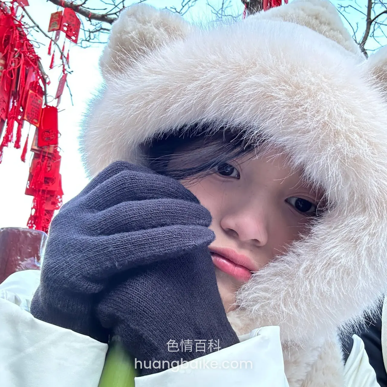 红灯笼背景，熊耳朵帽子手捂脸