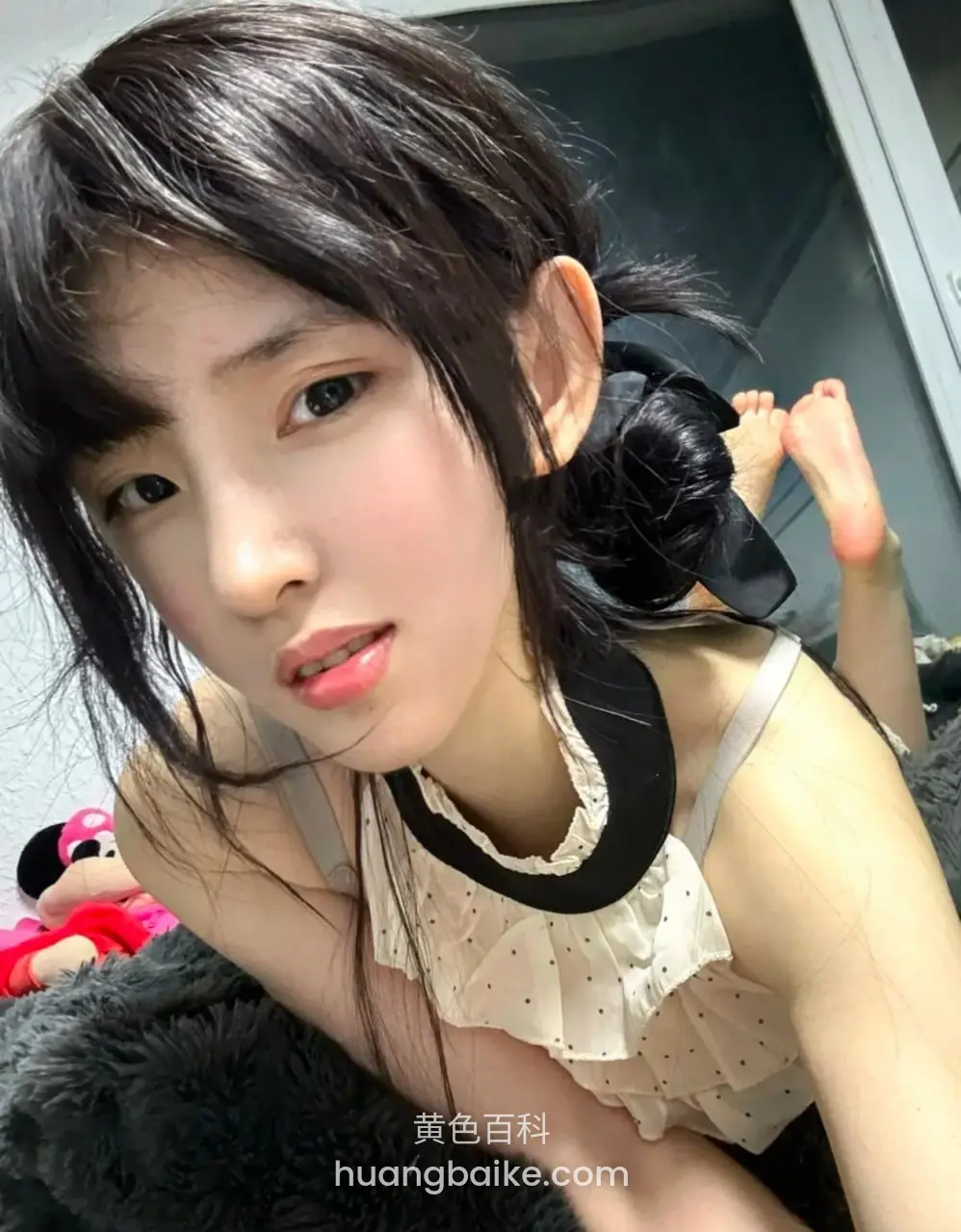 侧身躺着扭头自拍，手抓头发