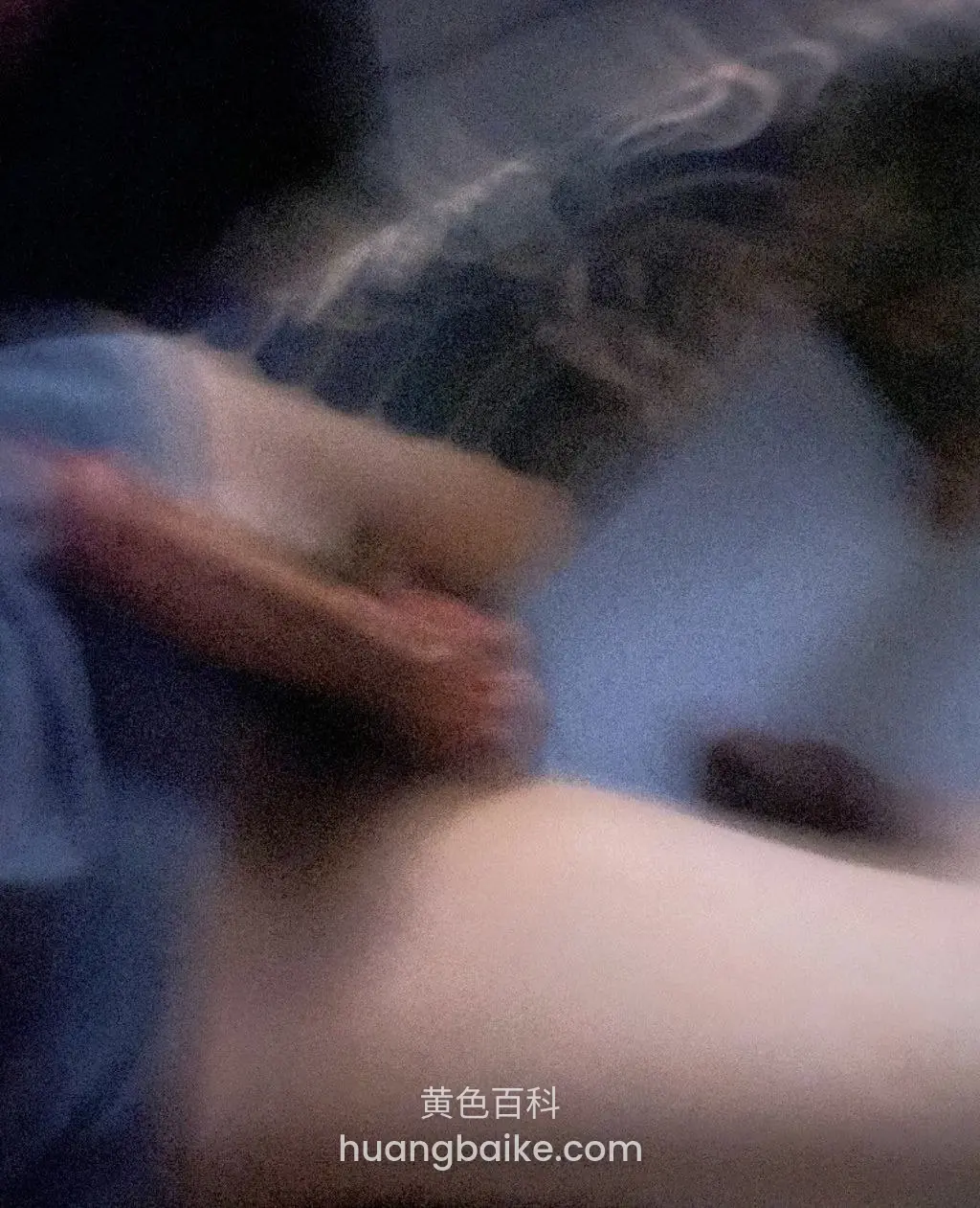 床上抱膝坐着，镜头对着腿部