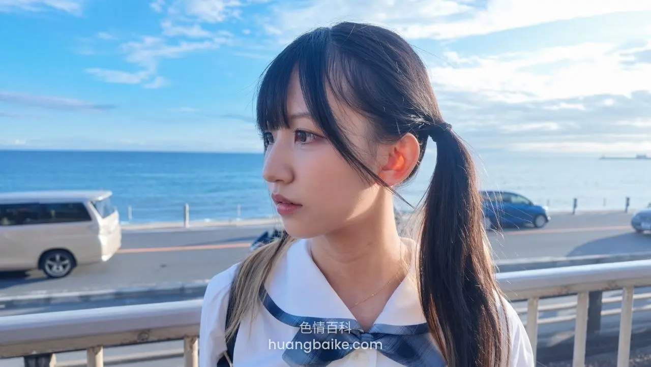 海边栏杆旁回头看镜头
