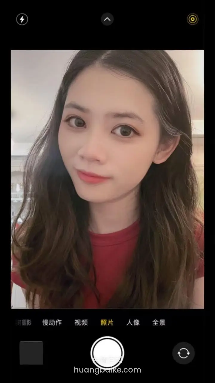 相机界面里红衣长发，头顶闪电图标