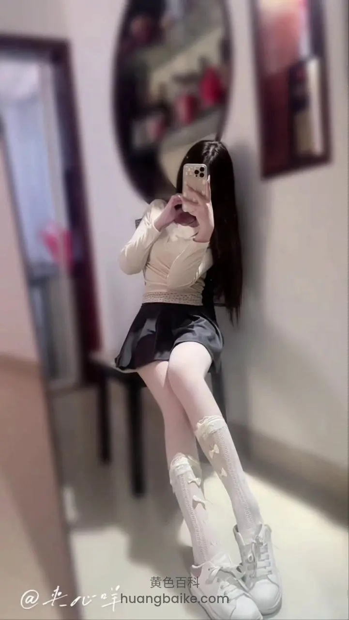 镜子前自拍 手机挡住半边脸 身后圆形墙饰