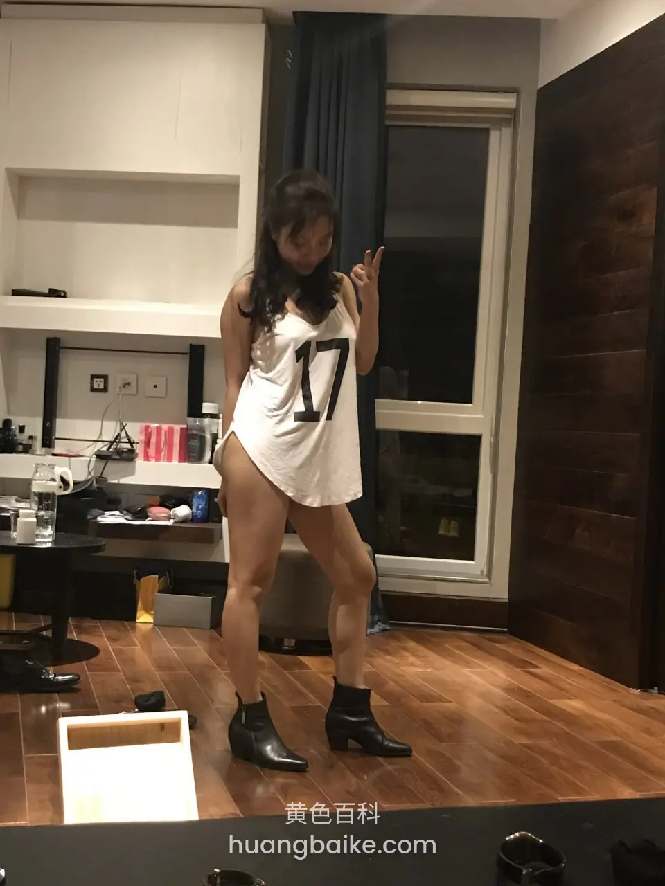 17号球衣，镜头对着窗边
