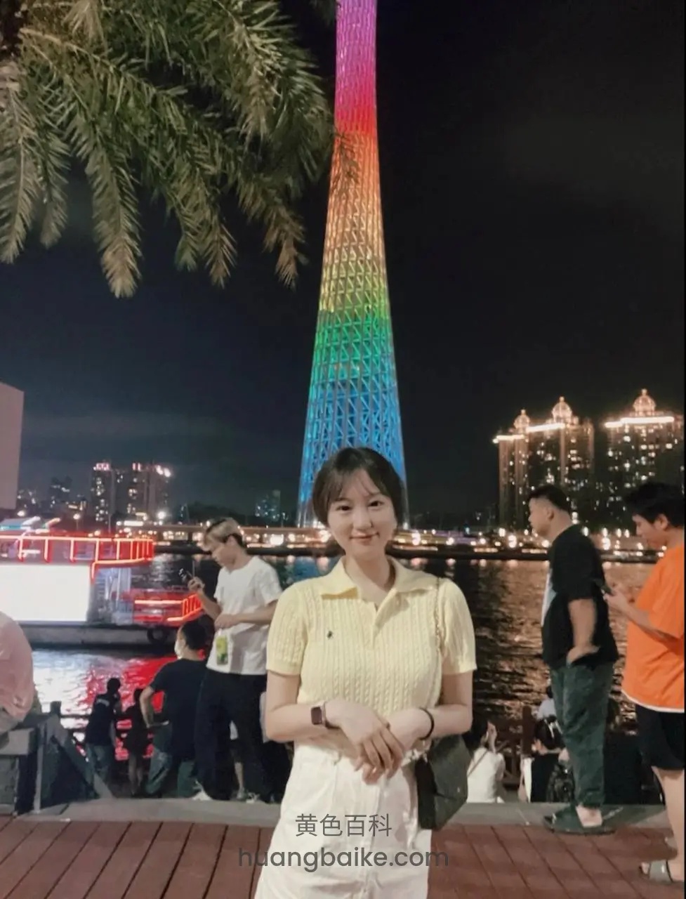彩虹塔下木板路女子微笑