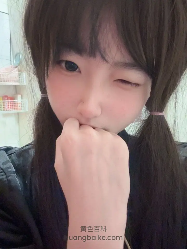 浴室里咬着手指头，镜头怼着眨眼脸