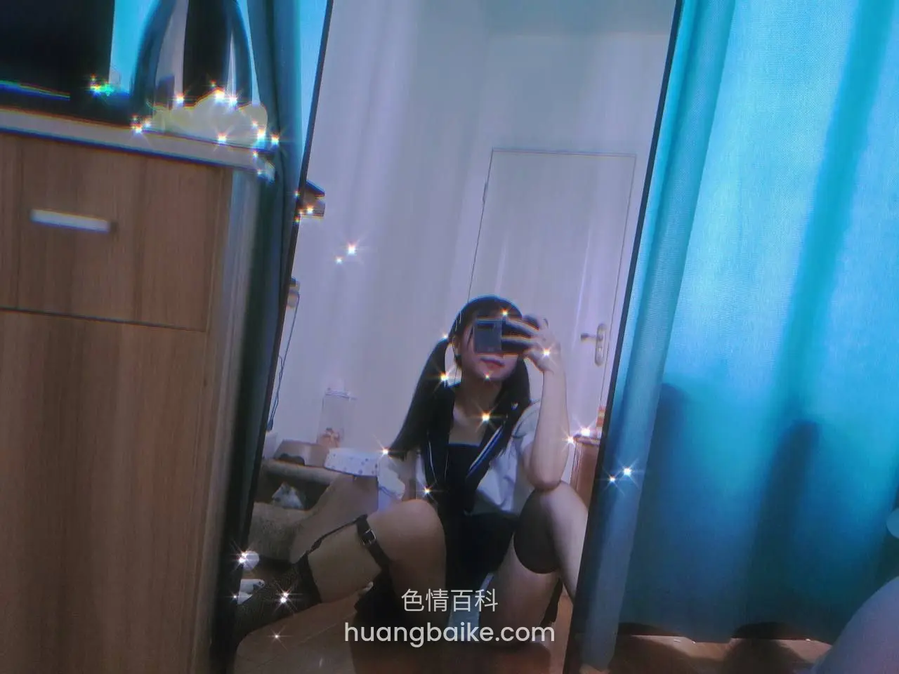 房间角落蹲着自拍，镜头对着镜子