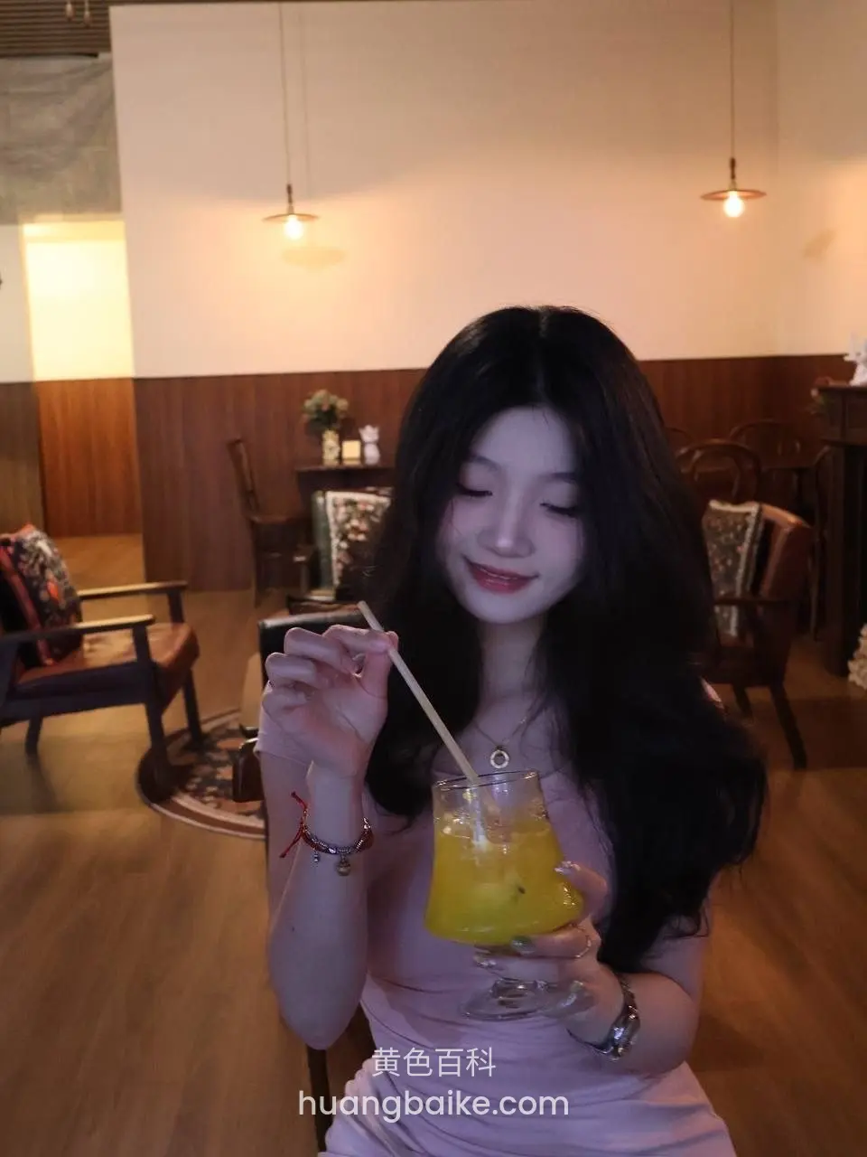咖啡厅里拿着橙汁吸管搅拌