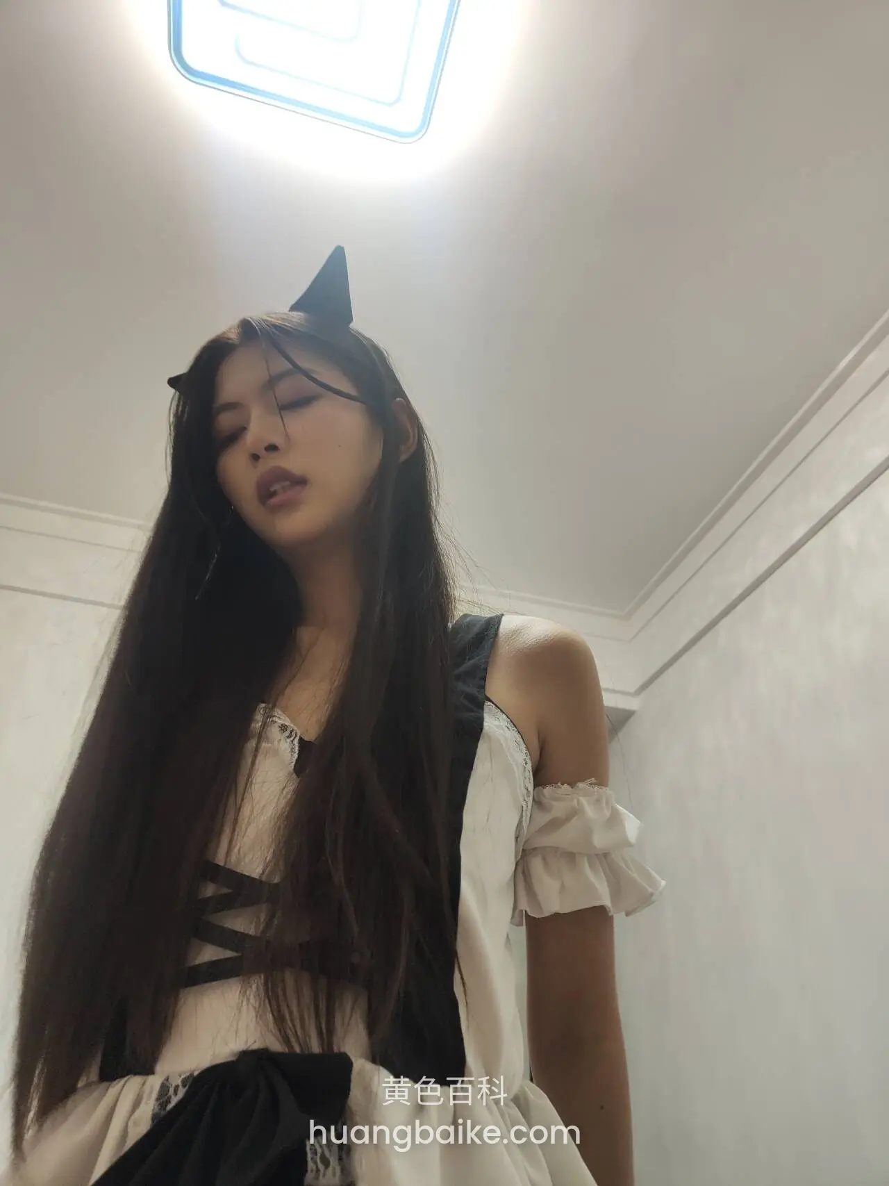 低角度镜头仰拍，猫耳女仆装抬头看天花板