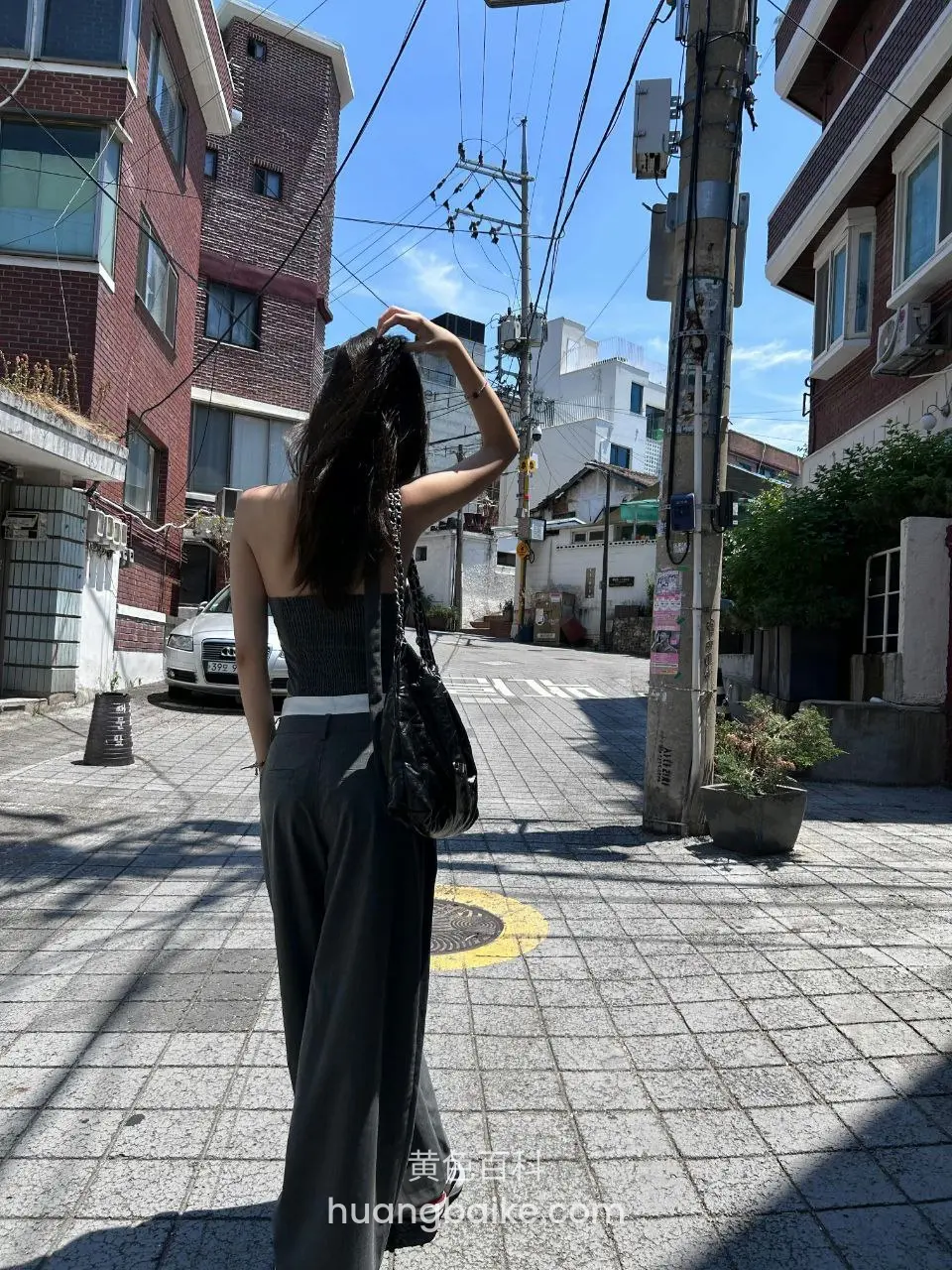 城市街头巷尾回头看身后建筑