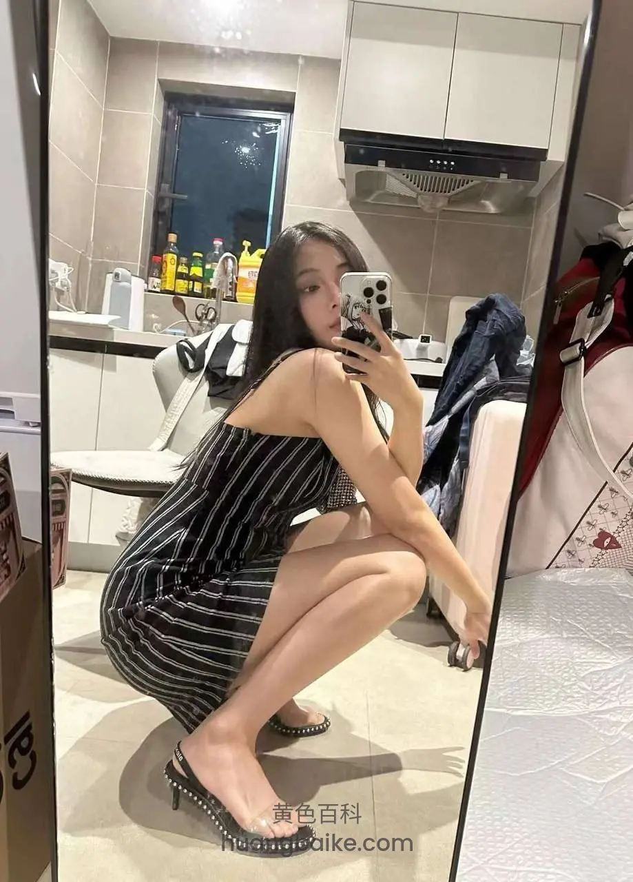 厨房镜子前蹲姿举手机