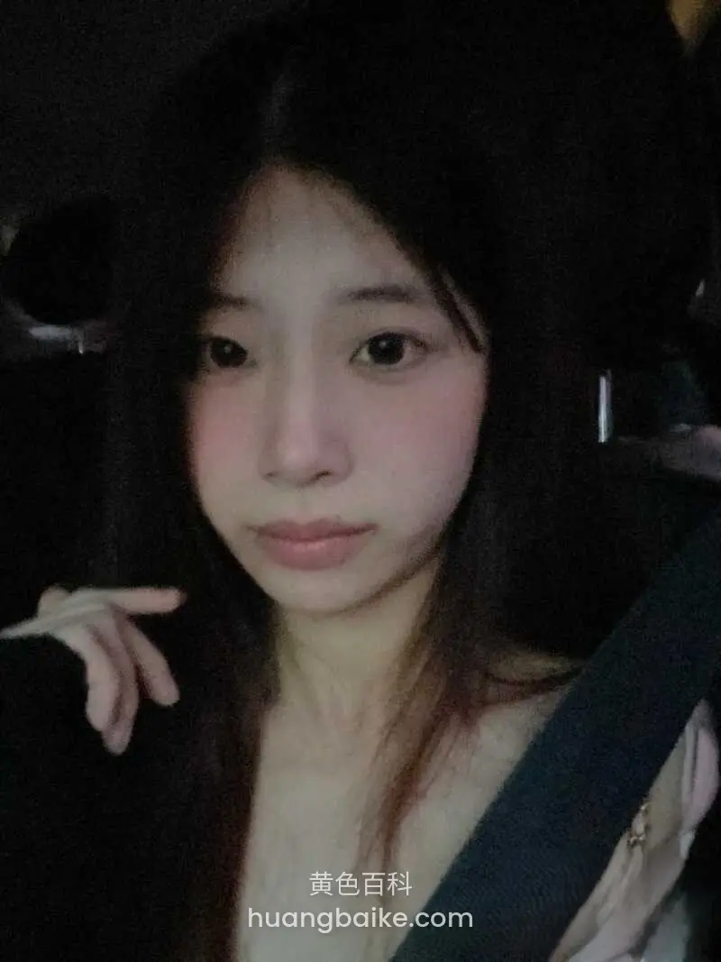 戴佳欣背对镜头穿着黑皮衣和红短裙被后入