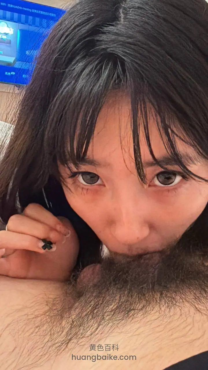 黑发女孩眼睛微肿紧盯镜头
